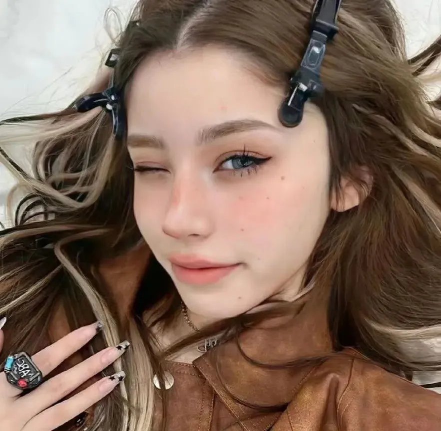 红鞋男子